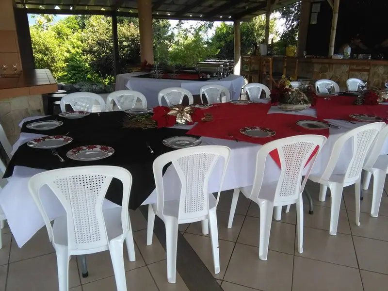Cena navideña familiar con mantelería roja