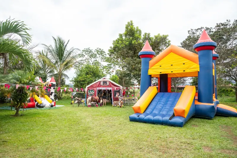 Brincadero inflable en el área verde del rancho